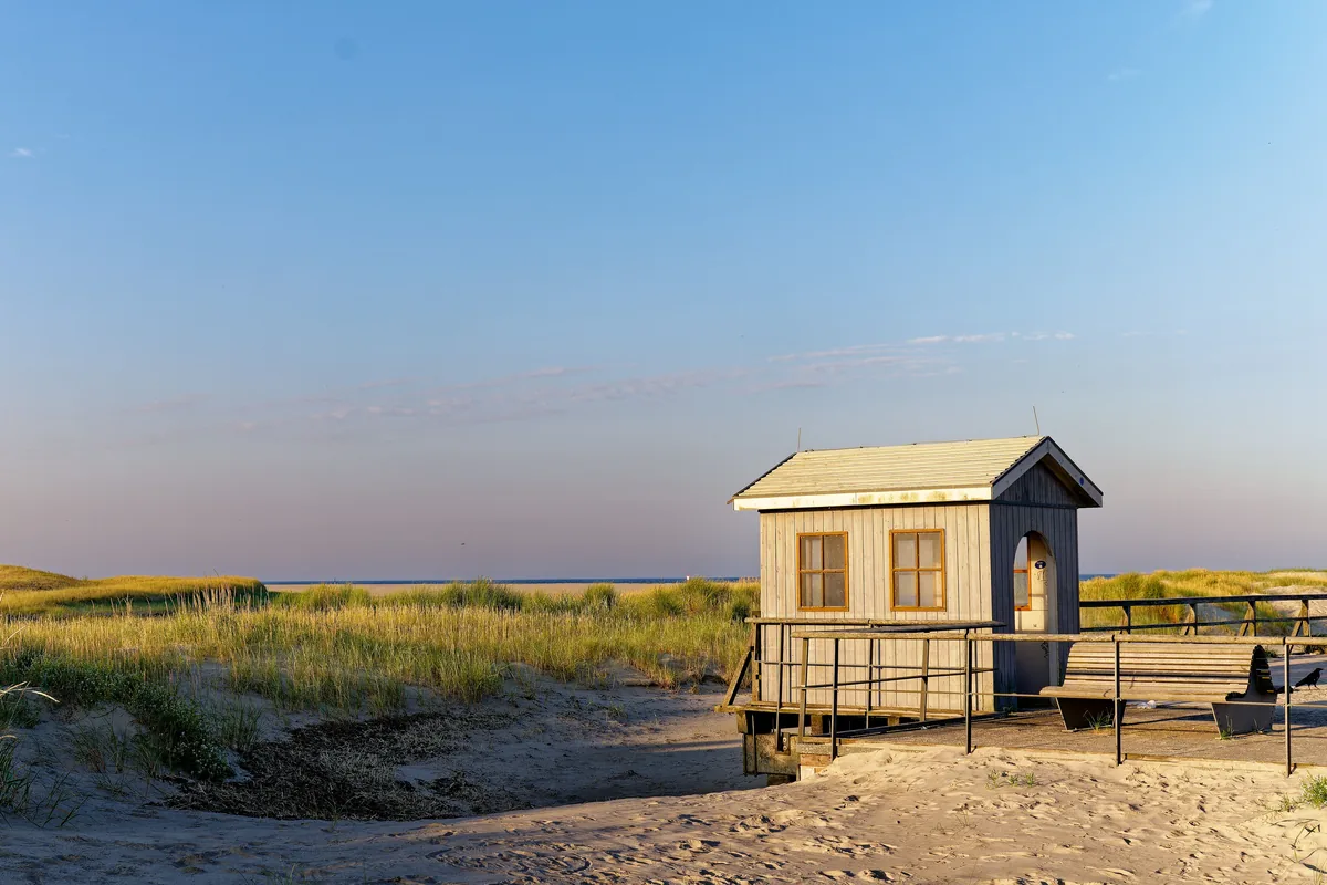 Outer Banks Blue management fees, Small beach hut on a boardwalk among dunes and sea grass