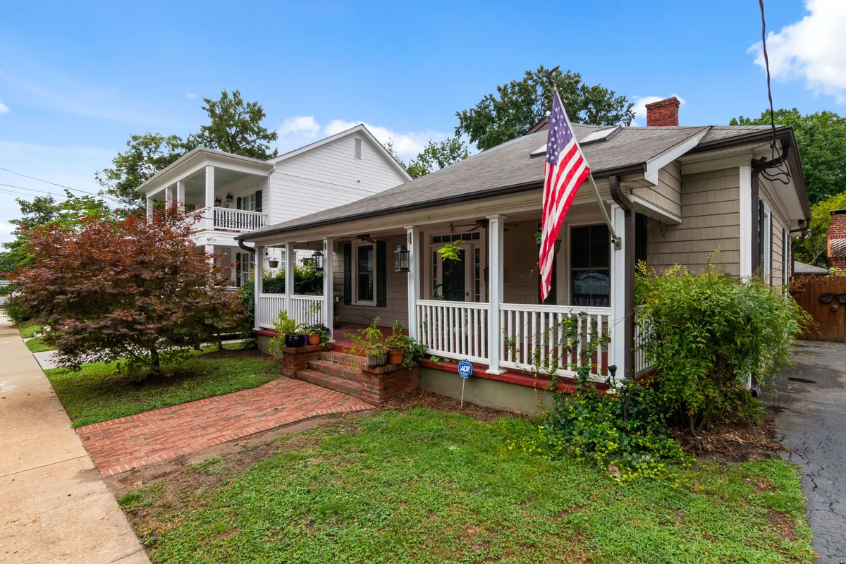 Descansa PDX alternatives for Airbnb owners, Single-storey bungalow with a covered porch and a front garden