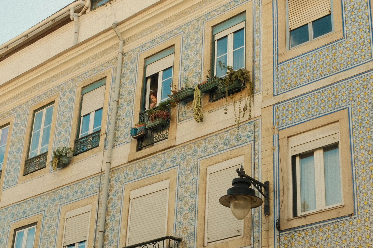 Da Home alternatives for Portuguese owners, Tiled Lisbon facade with shuttered windows