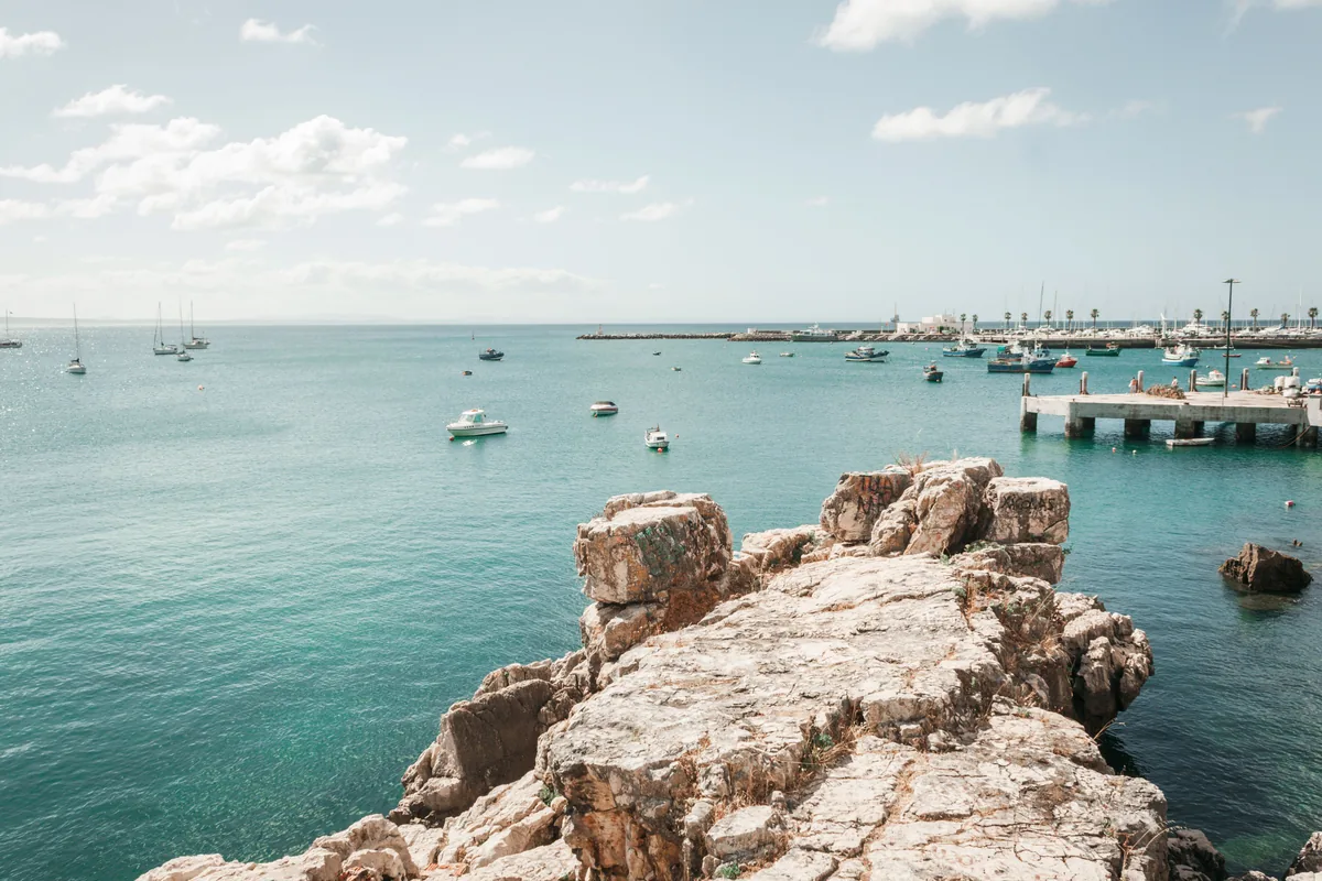 LovelyStay alternatives for Portuguese owners, Rocks and moored boats on the Cascais shore