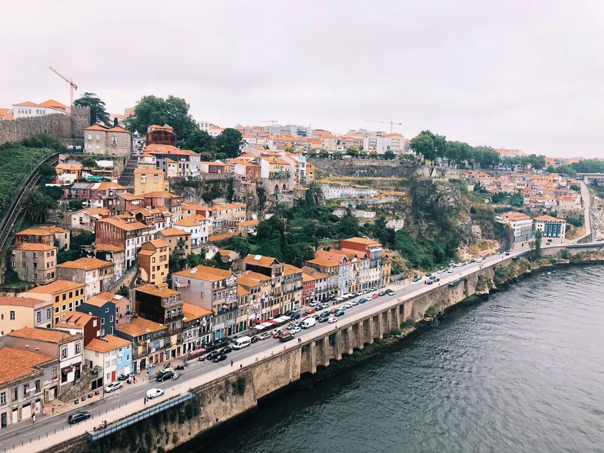 SuperAnfitrioes alternatives Portugal, Porto rooftops and the Douro bridge