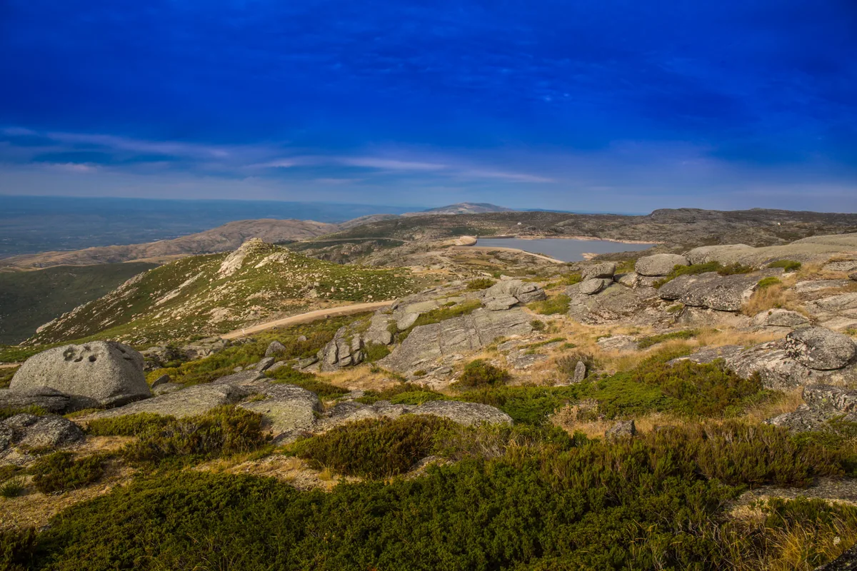 Granite outcrops and low scrub on a high mountain plateau