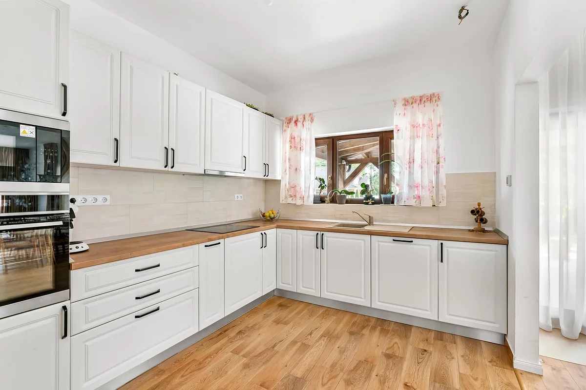 Open-plan kitchen and dining room