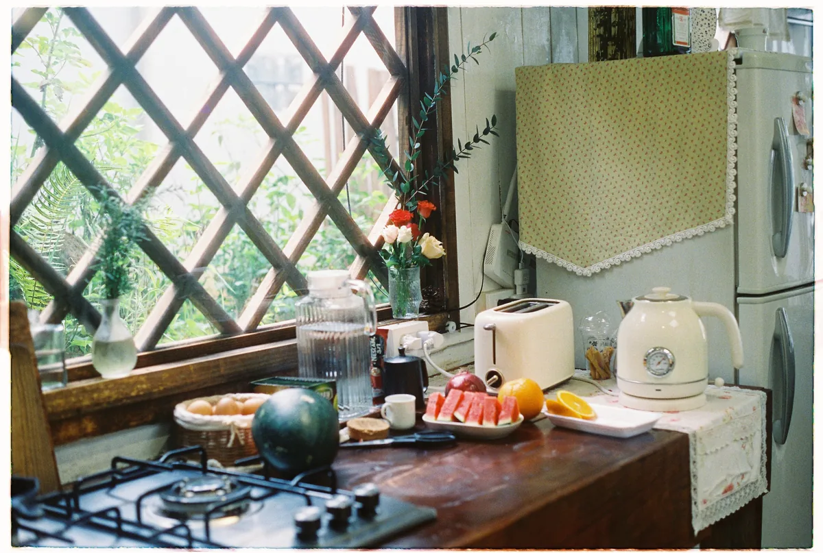 Open-plan kitchen and dining room