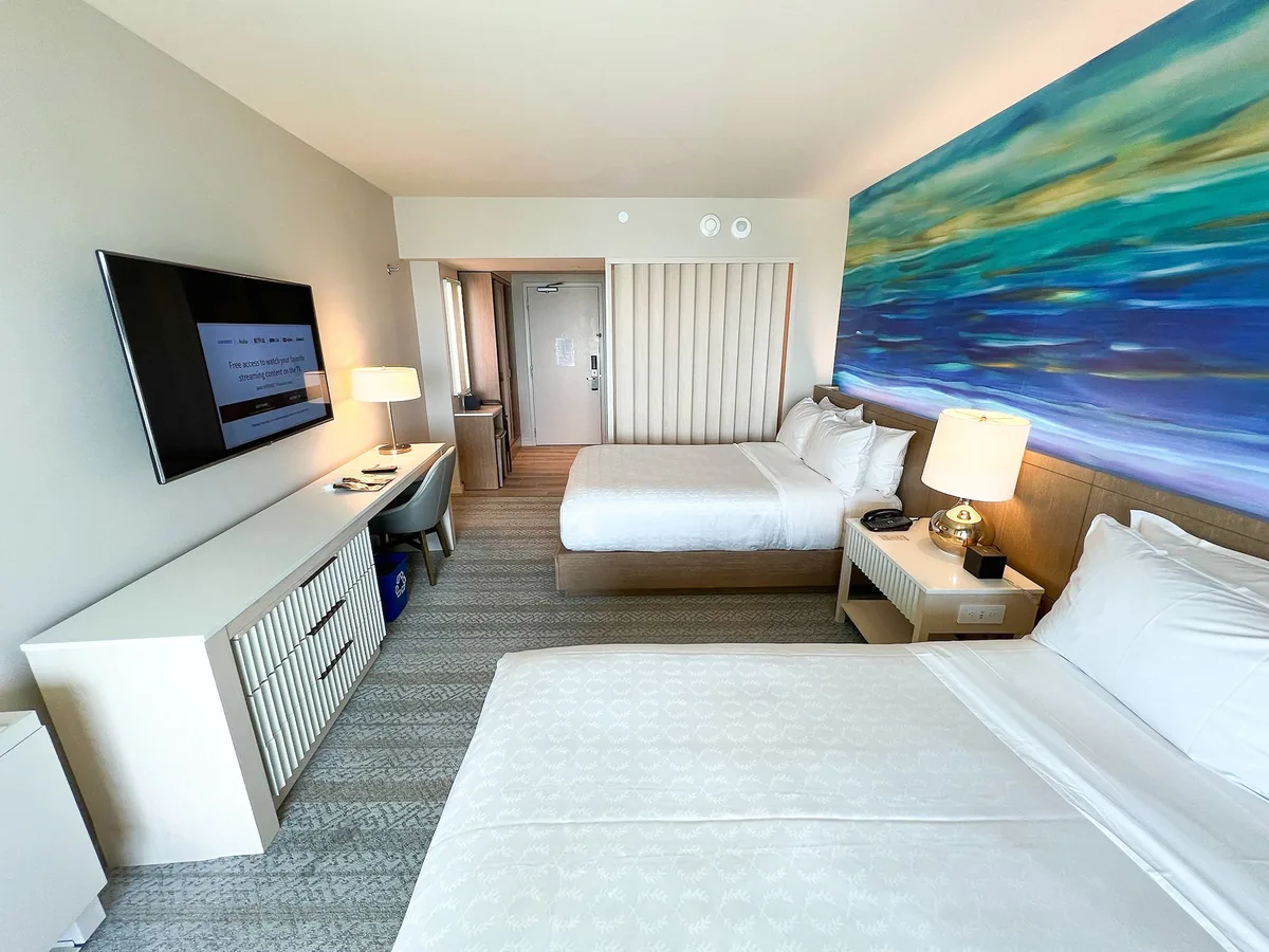 Guest bedroom with twin beds