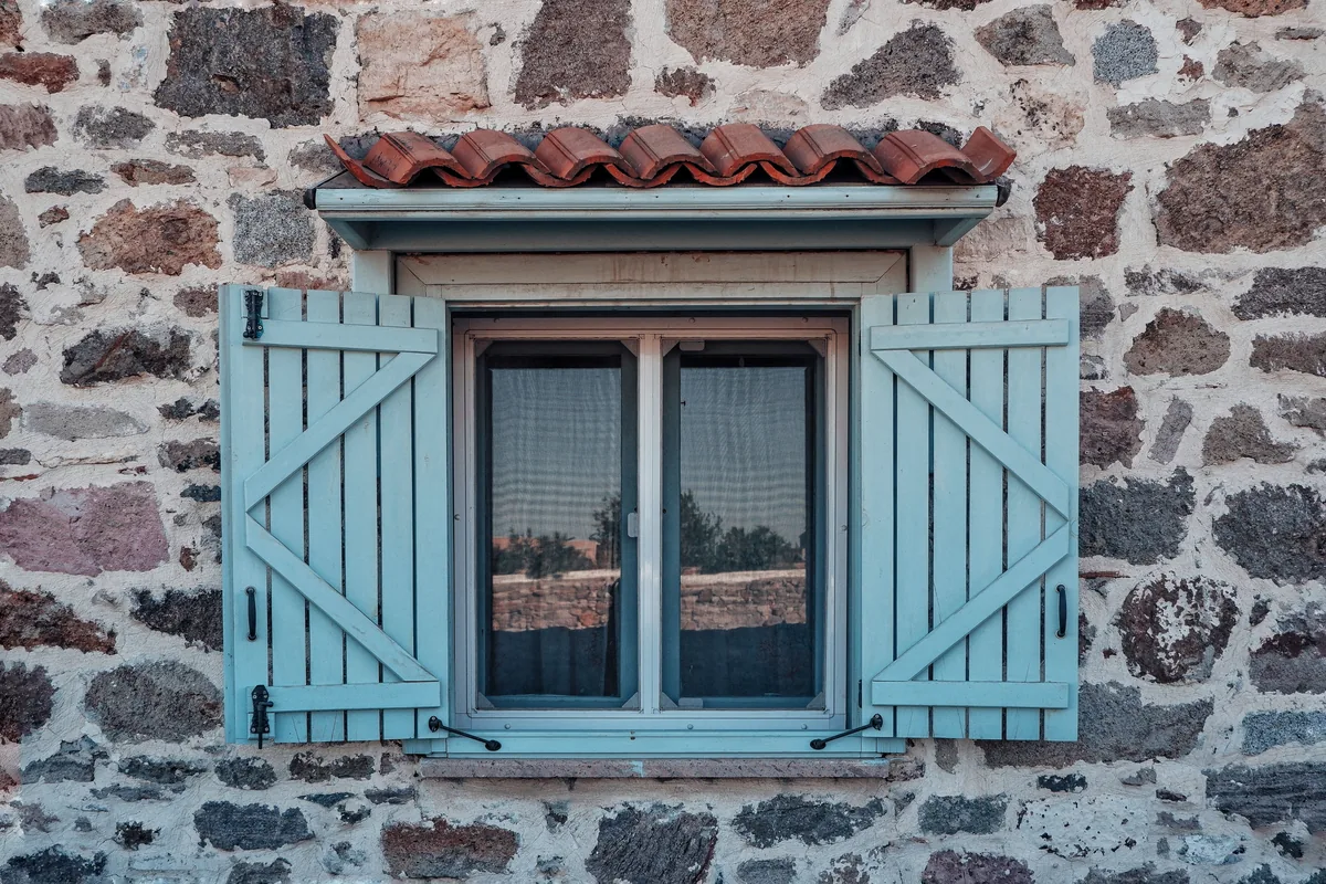 Coastal cottage interior in blue and white