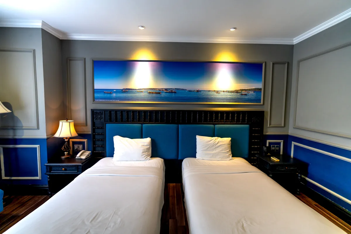 Guest bedroom with twin beds