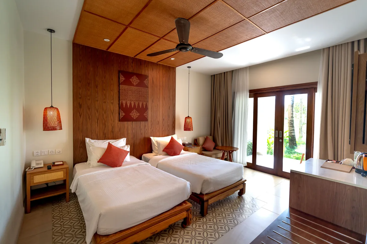 Guest bedroom with twin beds