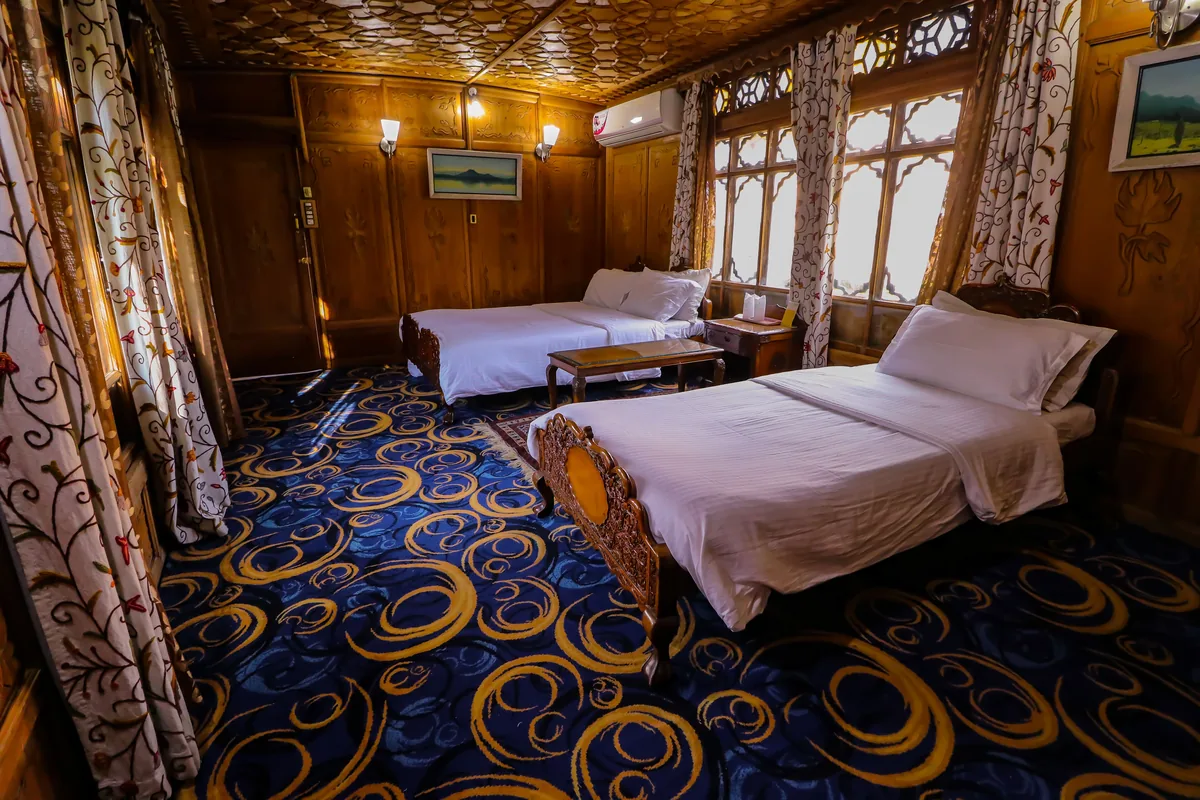 Guest bedroom with twin beds
