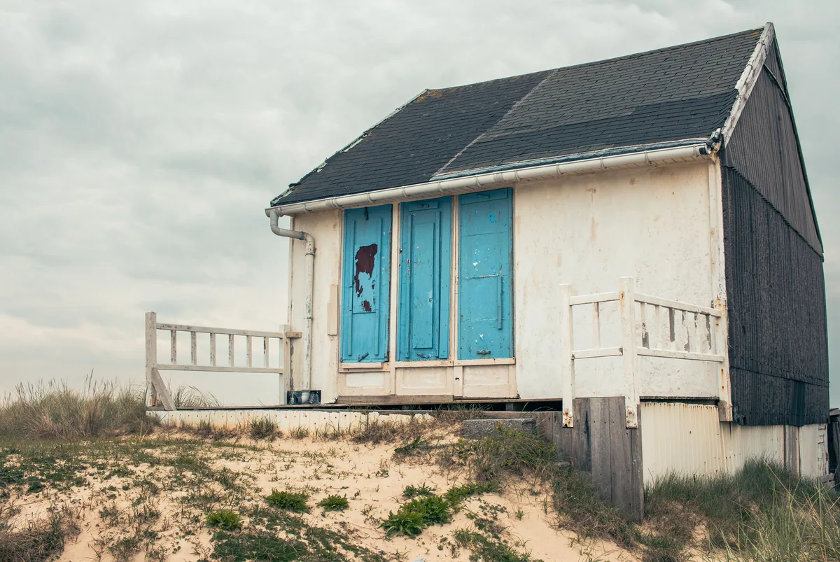 Coastal cottage interior in blue and white
