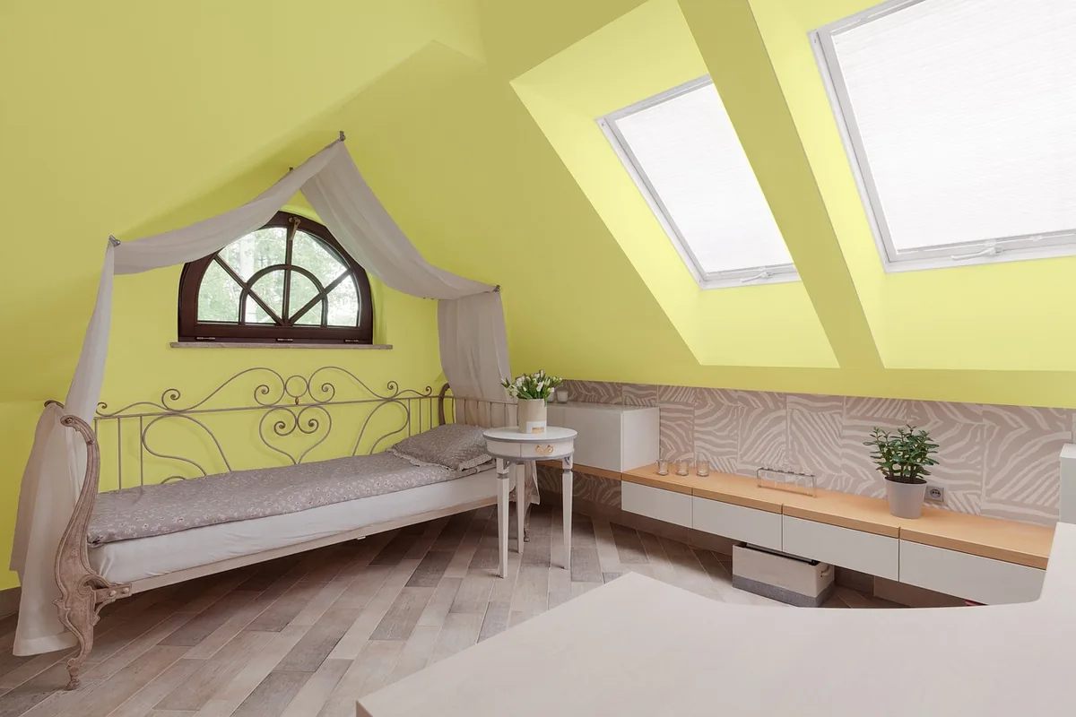 Guest bedroom with twin beds