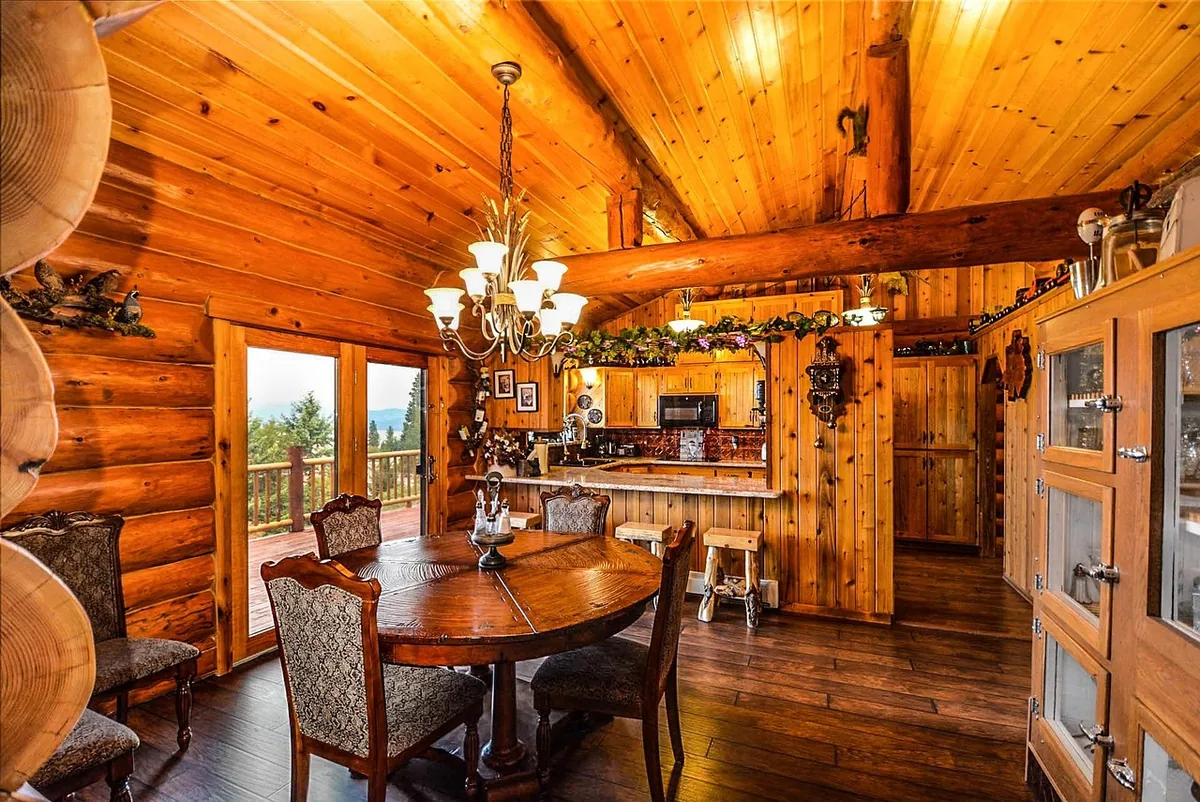Open-plan kitchen and dining room