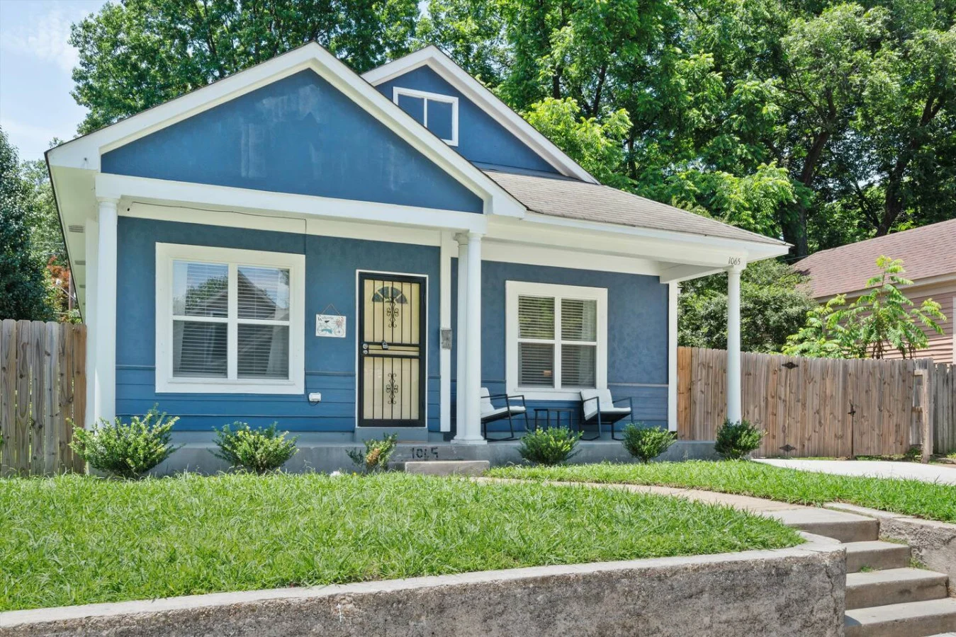 Blue single-storey house with a front porch in Memphis